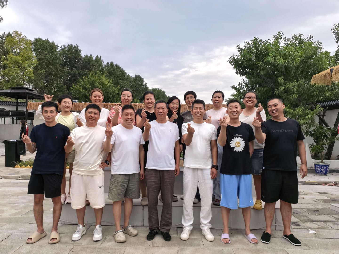 十三人合影